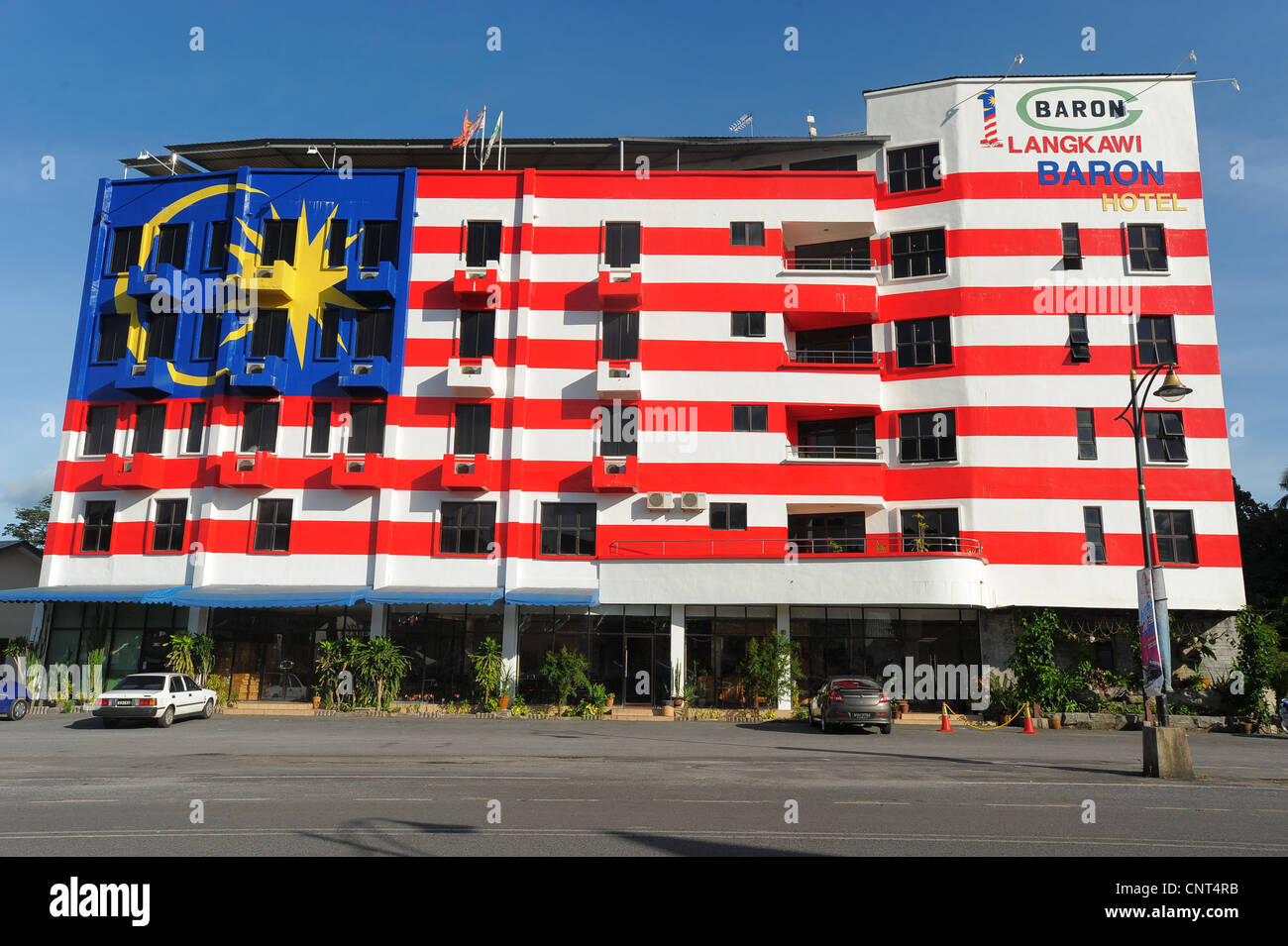 Hotel in kuah, Langkawi, Malesia, con bandiera malese dipinta sulla parte anteriore dell'edificio Foto Stock