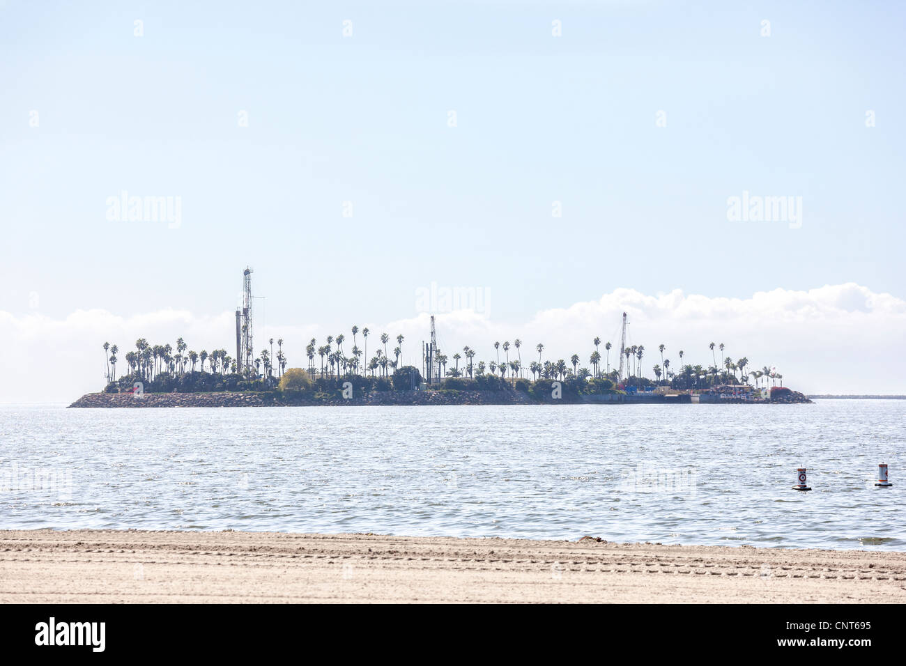 Long Beach California THUMS Isola Chaffee, offshore oil drilling platform dissimulata come isola tropicale con palme Foto Stock