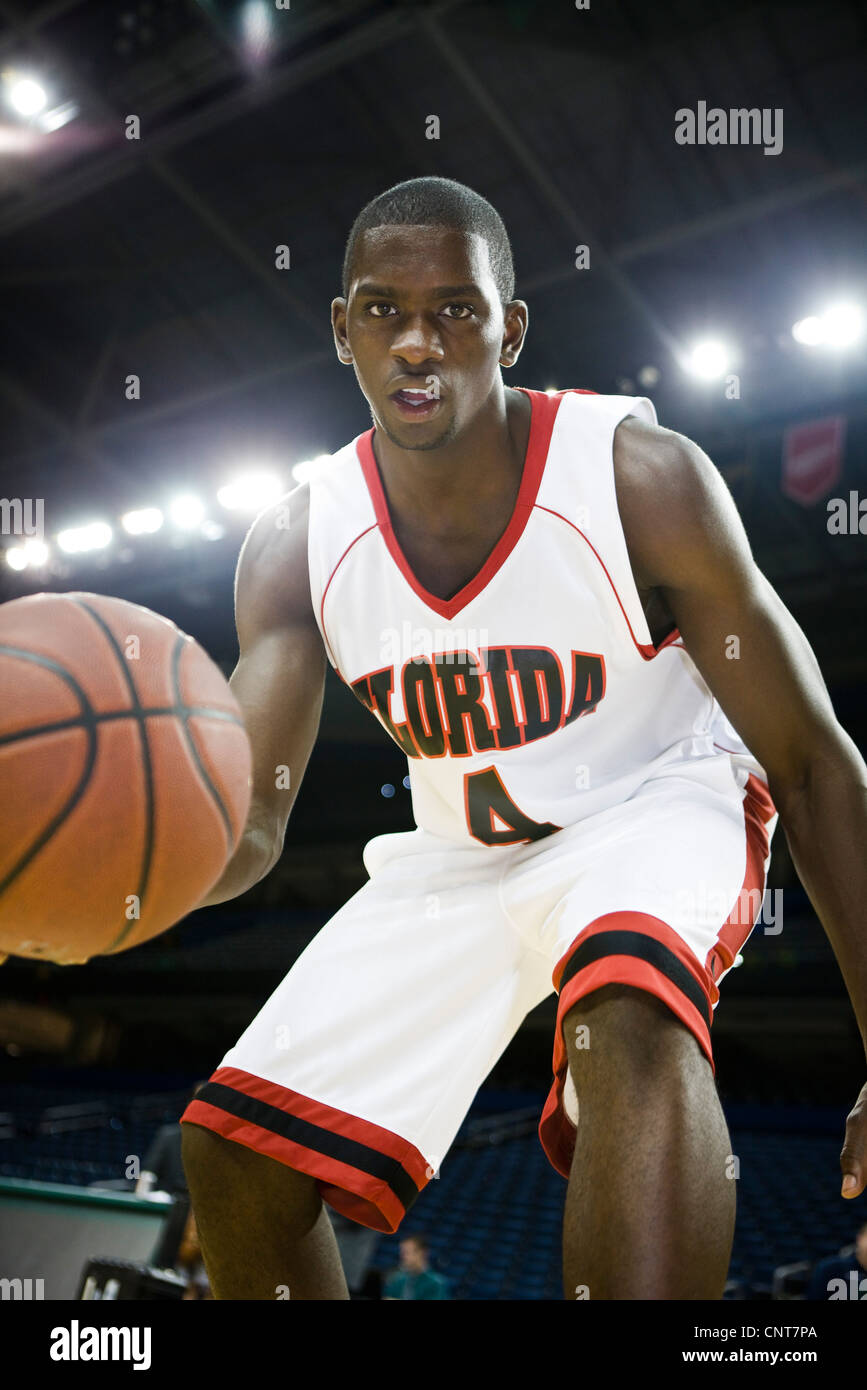 Giocatore di basket di pallacanestro di dribbling, basso angolo di visione  Foto stock - Alamy
