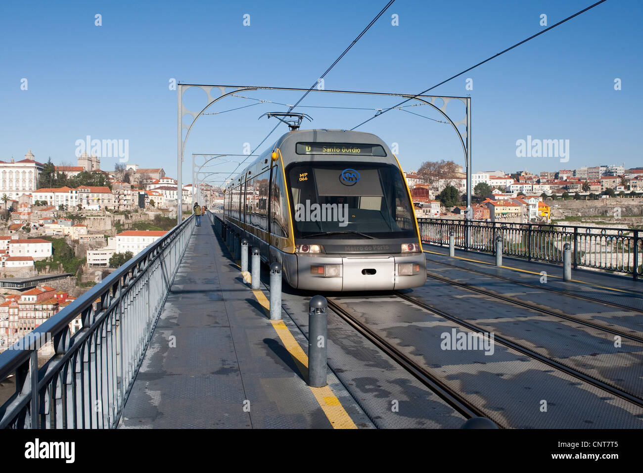 Metro treno attraversando il Ponte de Dom Luis I, Oporto, Portogallo Foto Stock