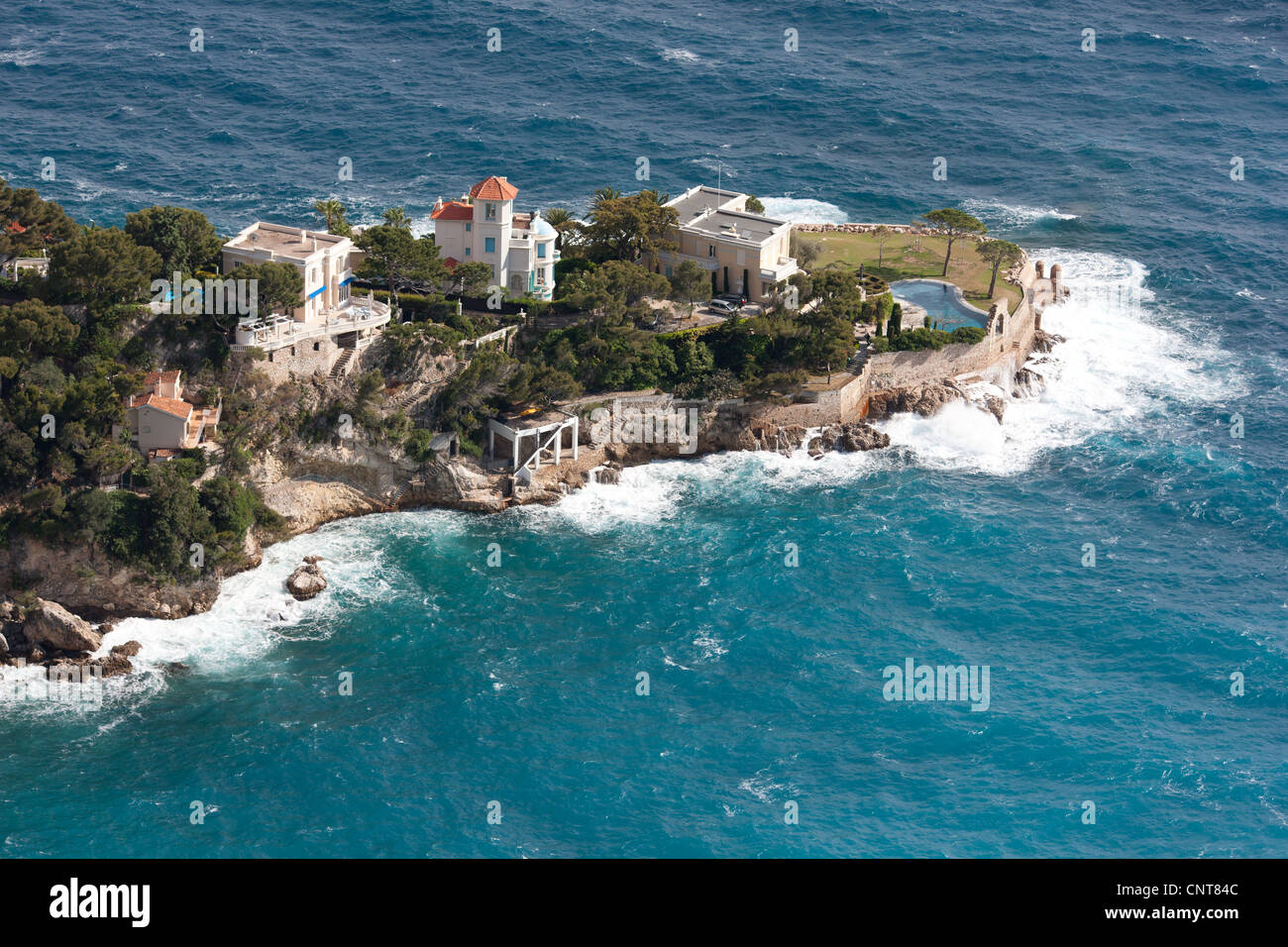 Stretto promontorio roccioso con lussuose ville sulla costa azzurra del mediterraneo. Cap Mala, Cap d'Ail, Costa Azzurra, Francia. Foto Stock