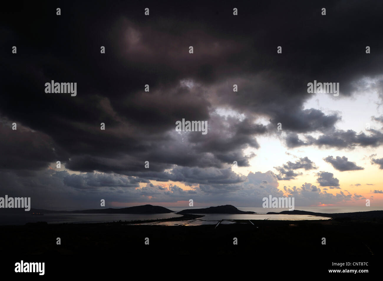 Thunderclouds oltre la laguna di Gialova, Grecia, Peloponnes, Messinien, Gialova Foto Stock