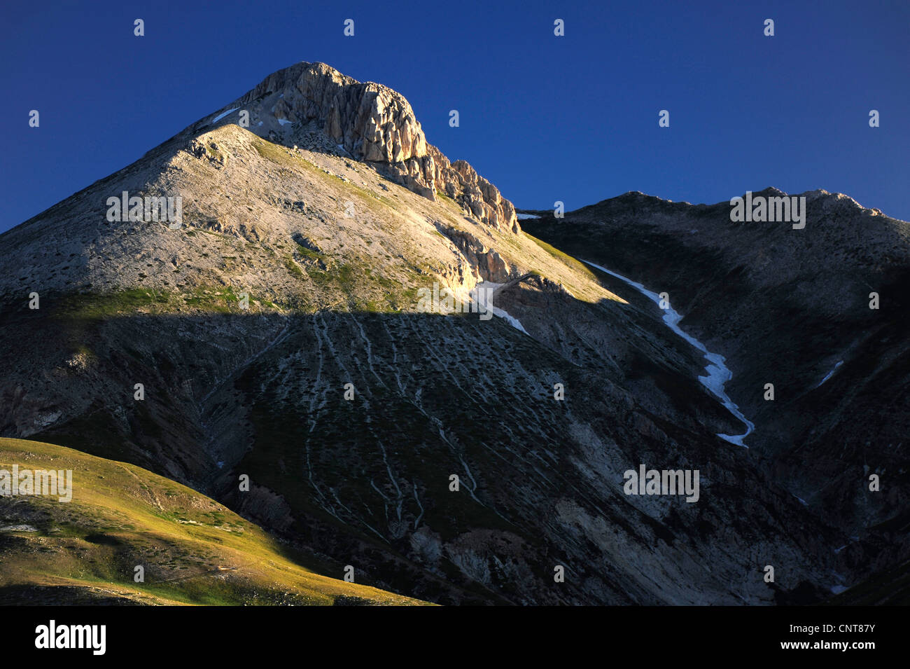 Cima della montagna al sole, Italia, Abruzzo Foto Stock