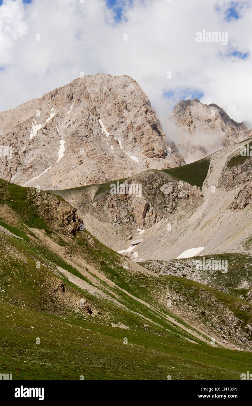 Nuvole bianche raccolta dietro un soleggiato mountain top, Italia, Nationalpark Abruzzo Foto Stock