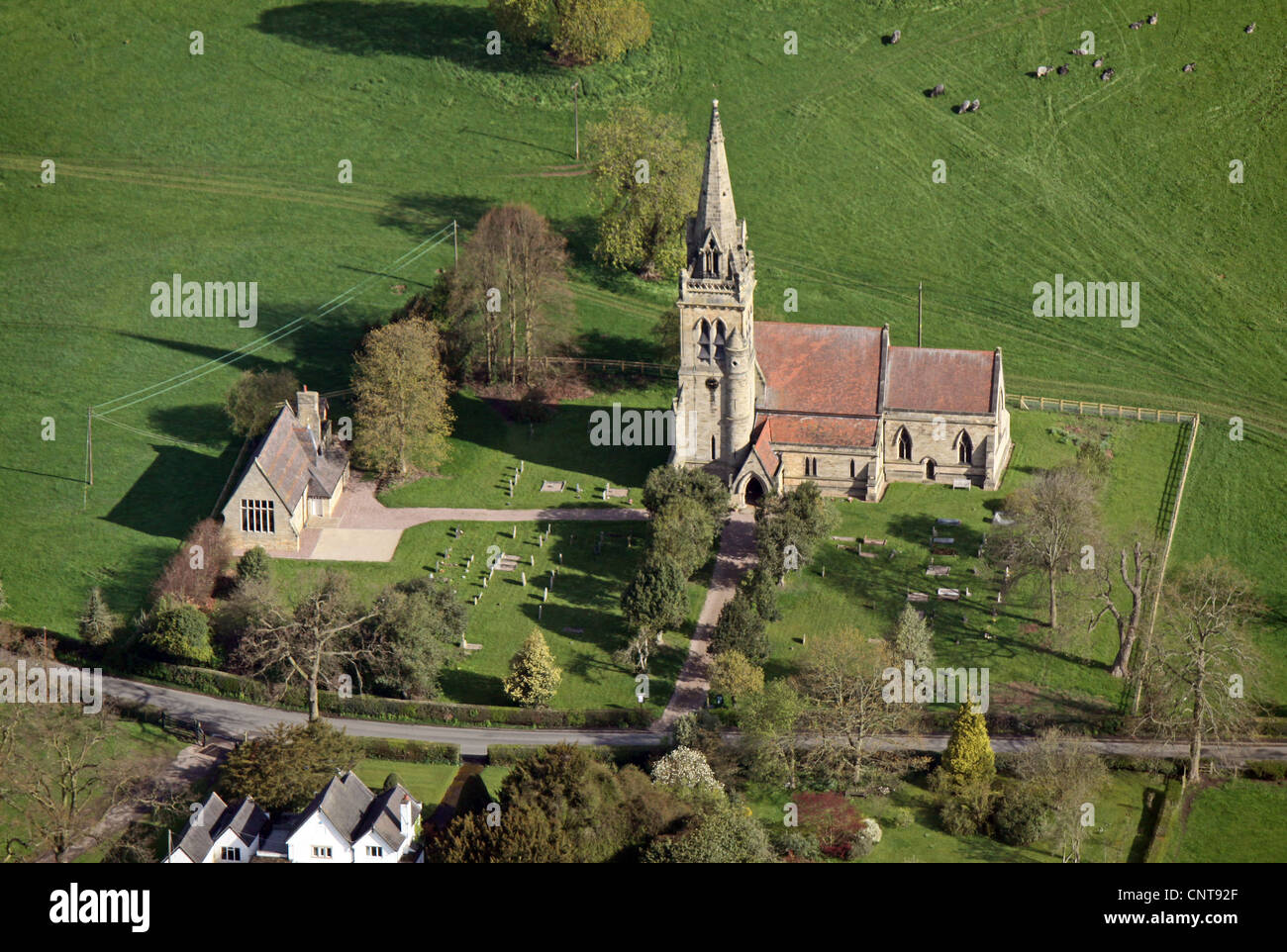 Veduta aerea di una chiesa di campagna inglese nello Staffordshire Foto Stock