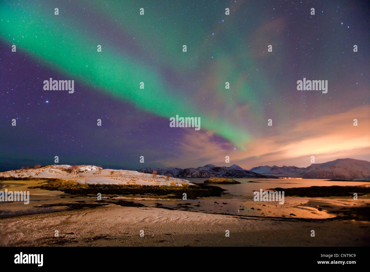 Luci polari e couds rosso come l'inquinamento luminoso al di sopra di Tromso, Norvegia, Troms, Sommaroey Foto Stock