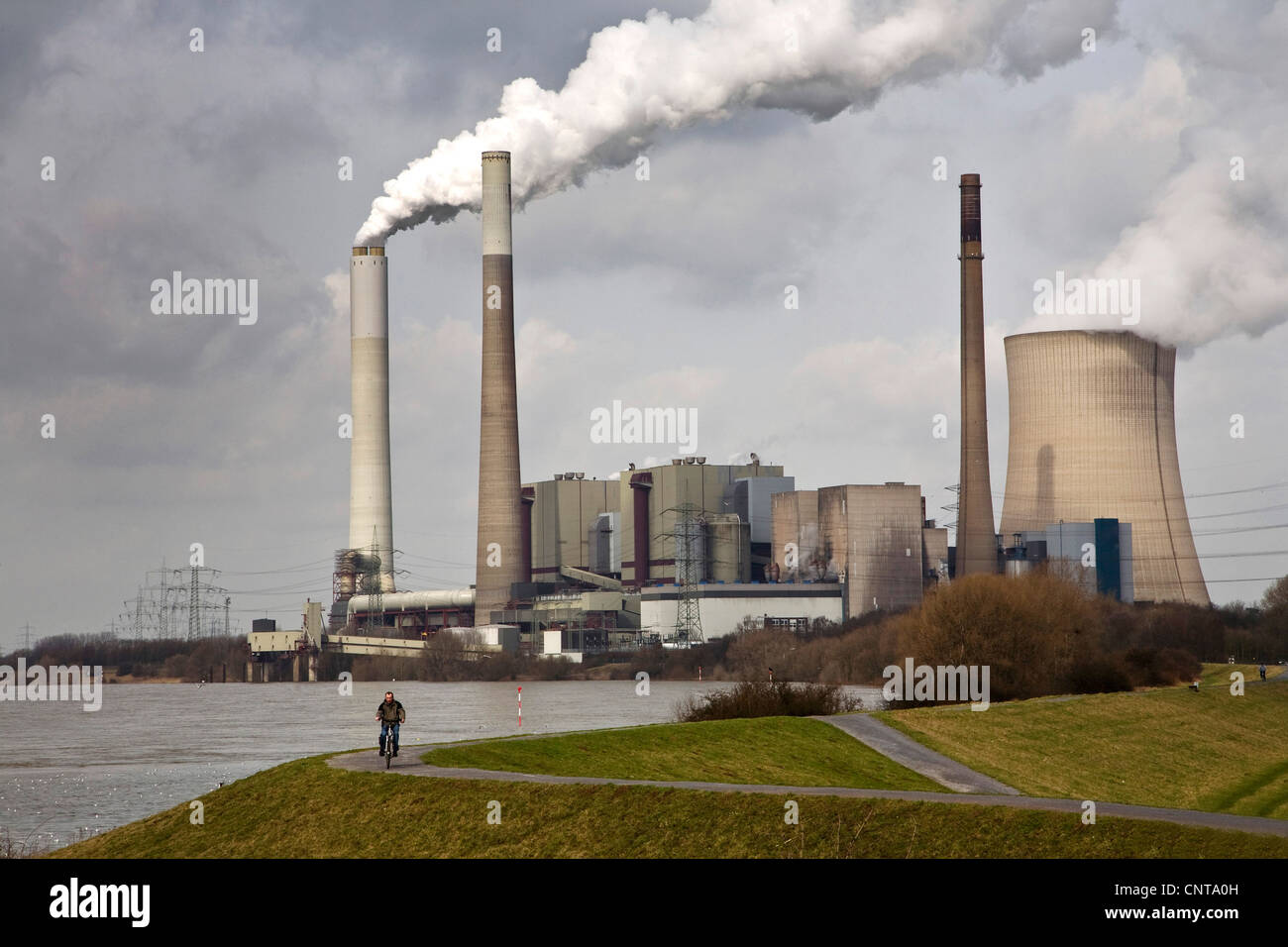 Ciclista vicino Emscher estuario del fiume Reno Voerde con impianto di alimentazione , in Germania, in Renania settentrionale-Vestfalia, la zona della Ruhr, Dinslaken Foto Stock