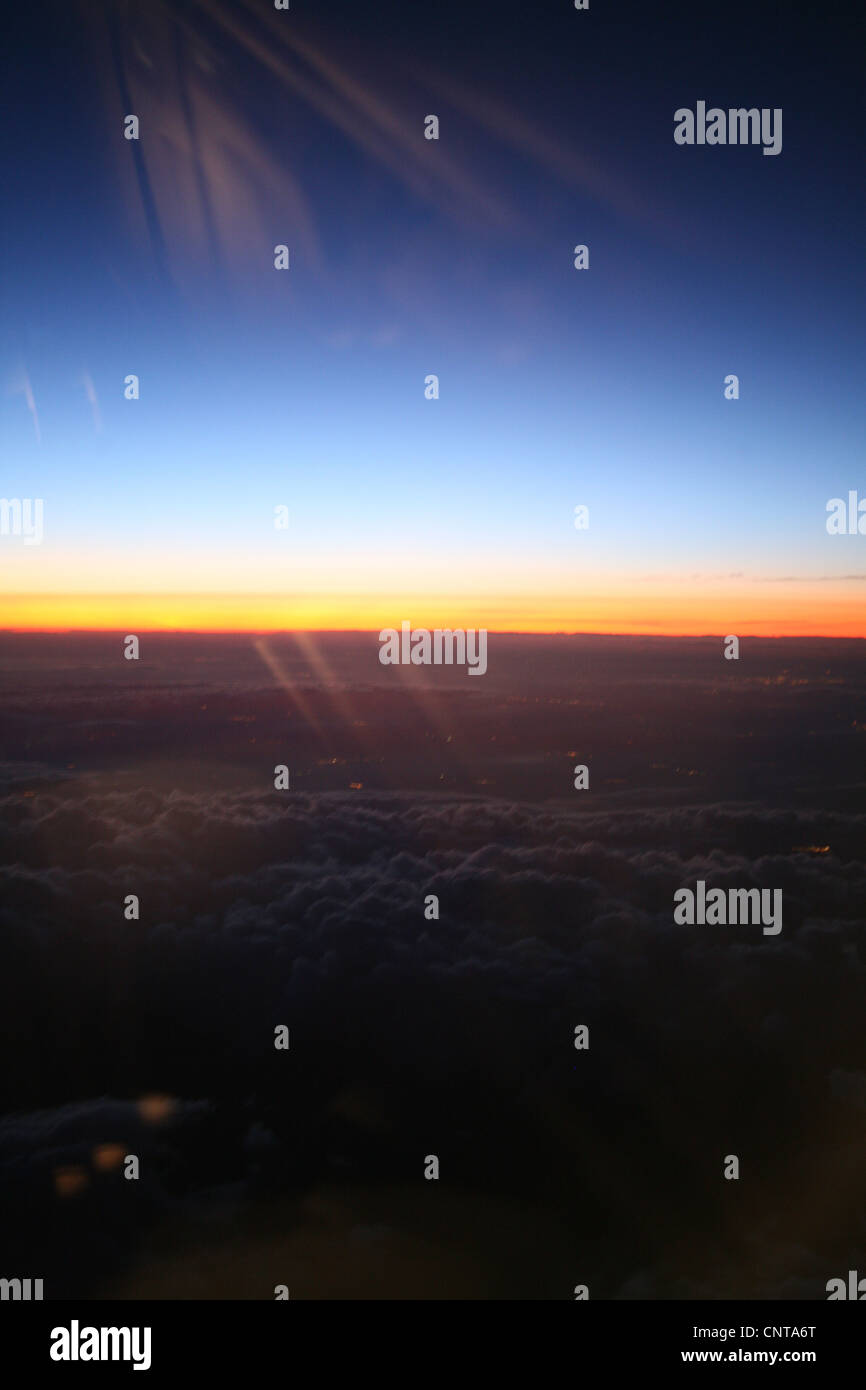 Vista tramonto al di fuori della finestra di aeroplano Foto Stock