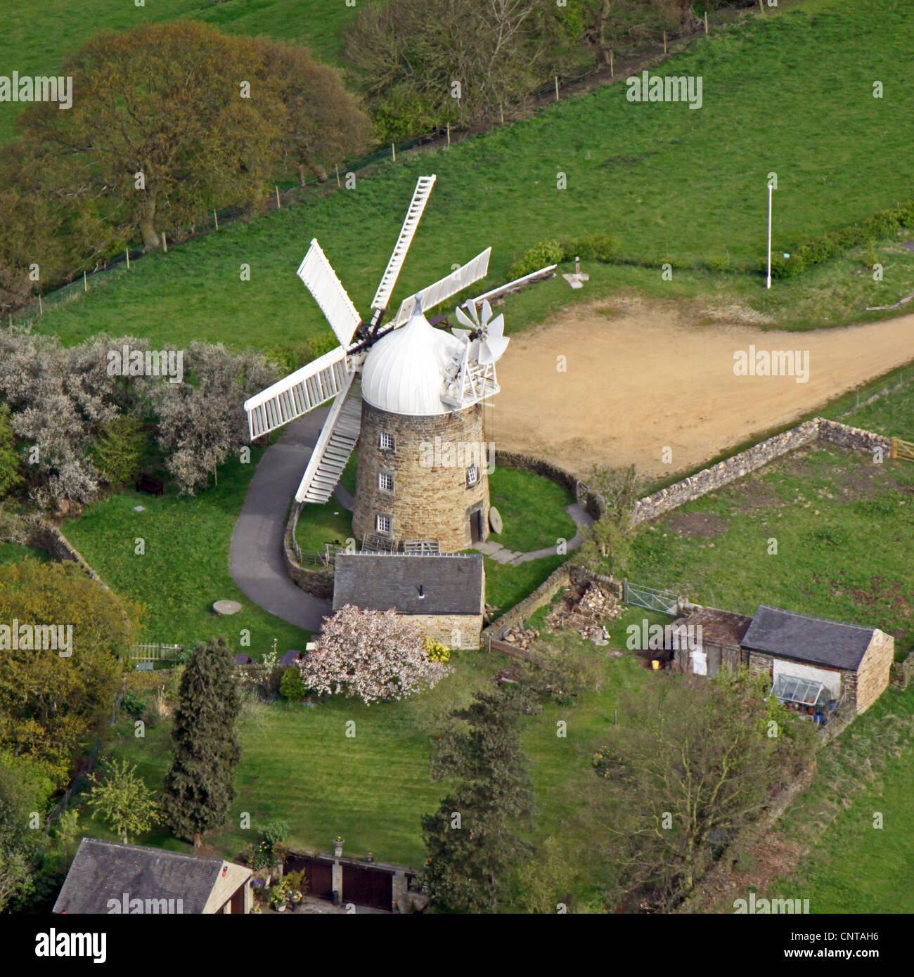 Vista aerea di un mulino a vento che è una casa privata Foto Stock