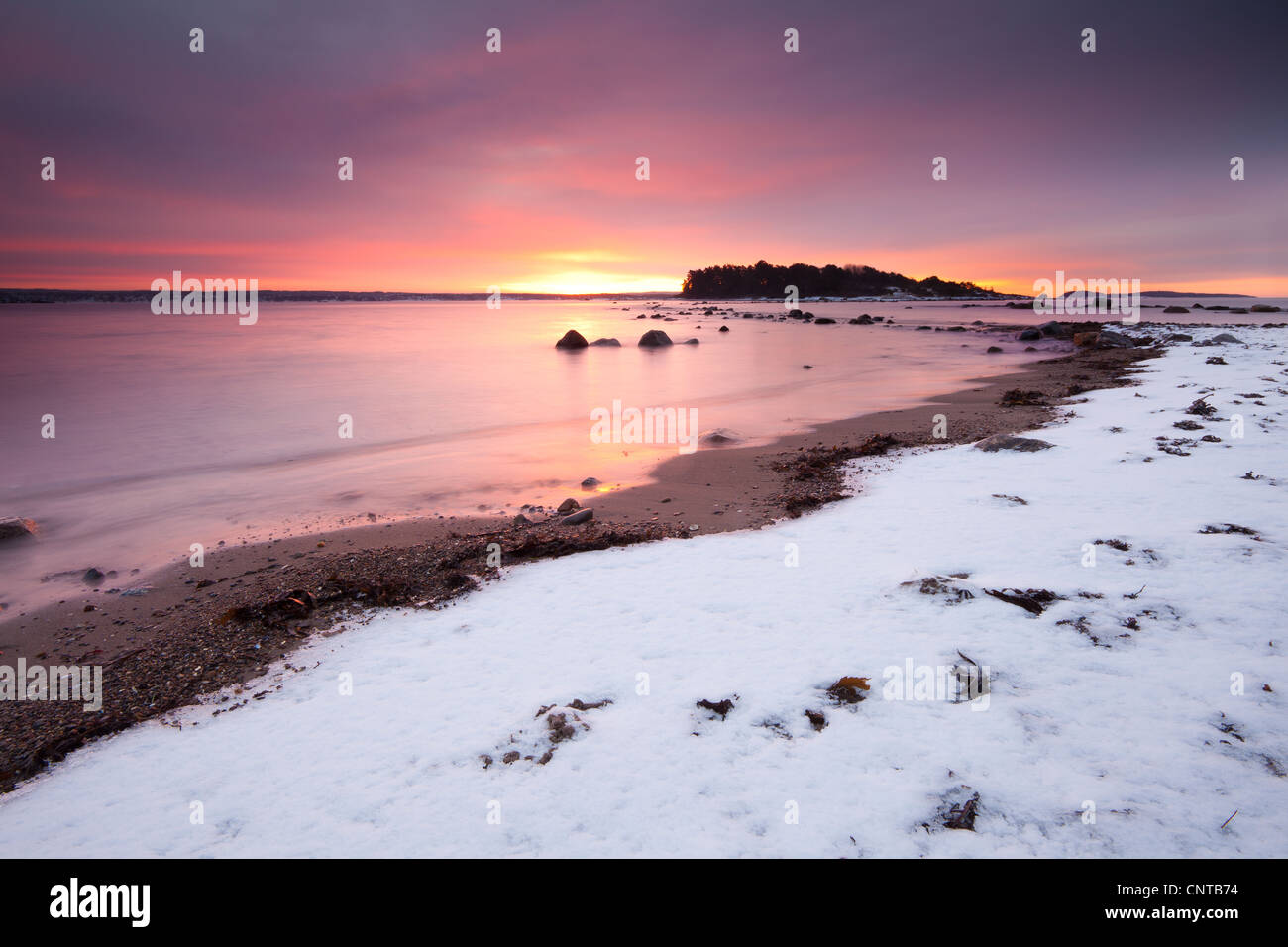 Inverno a sunrise Larkollen in Rygge, Østfold fylke, Norvegia. Foto Stock