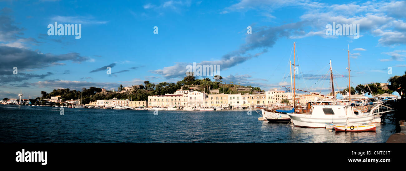 Vista panoramica del piccolo porto di Ischia, Napoli Foto Stock