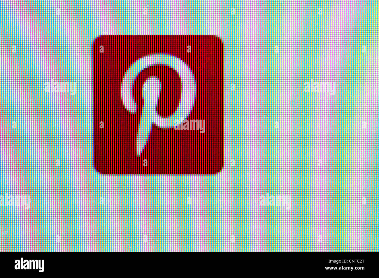 La porzione allargata della Pinterest simbolo sul sito web che mostra effetto pixel dello schermo del computer. Foto Stock