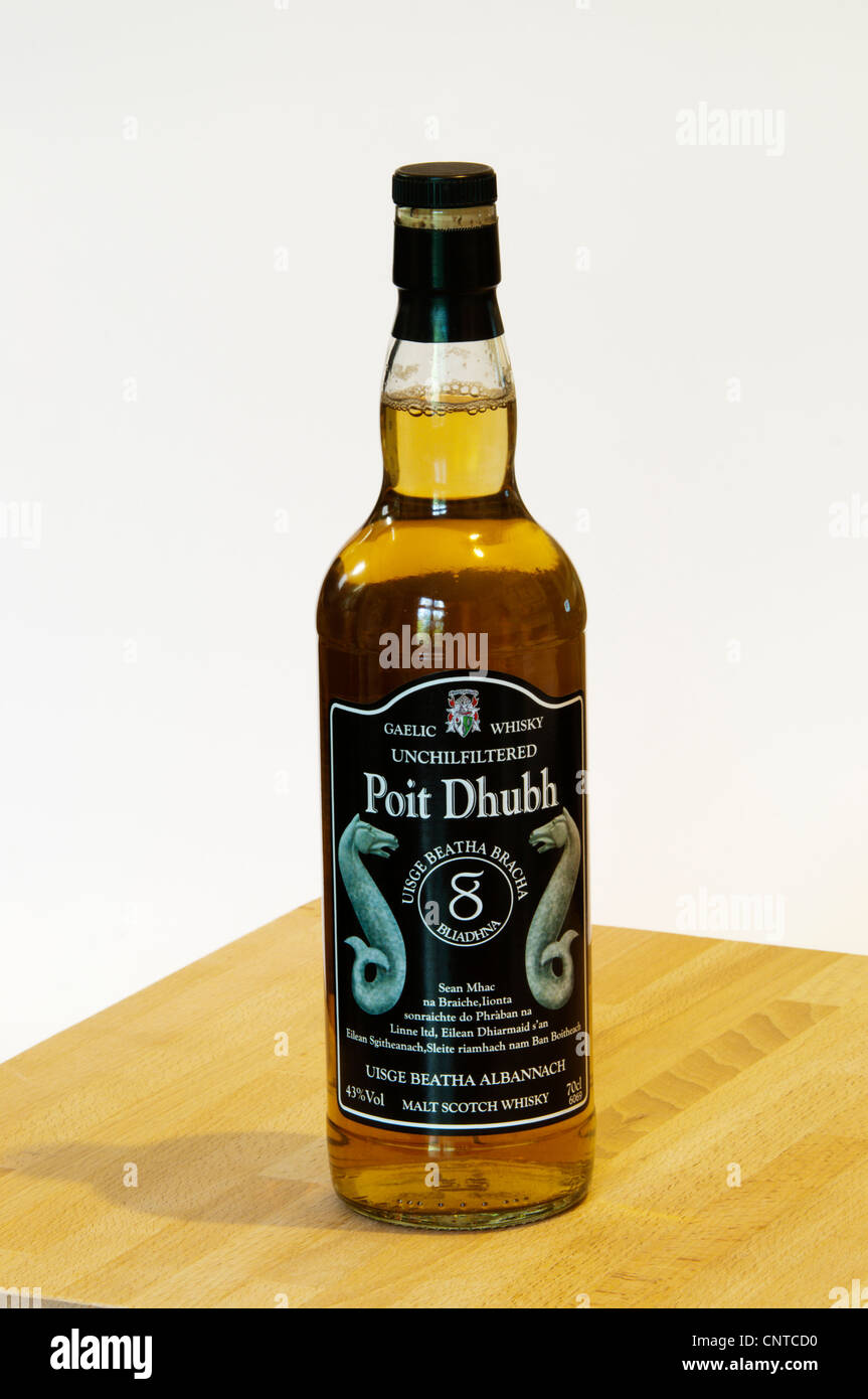 Poit Dhubh, pronunciata Potch Ghoo in inglese è un bambino di 8 anni il whisky di malto prodotto unchilfiltered sull'Isola di Skye. Foto Stock