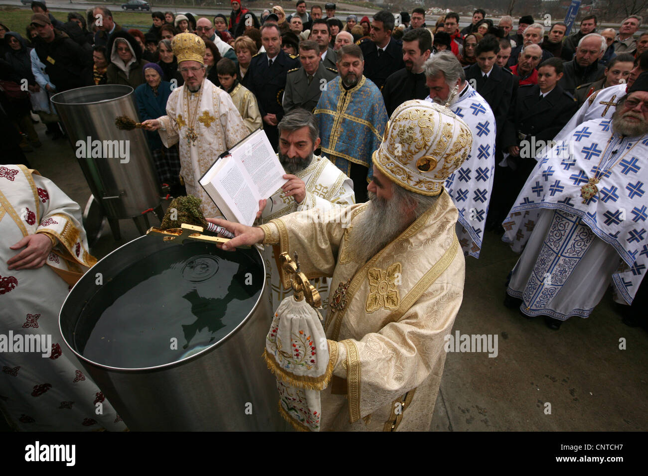 L'acqua santa consacrazione il giorno dell'Epifania di fronte St Parascheva la Chiesa a Belgrado in Serbia. Foto Stock
