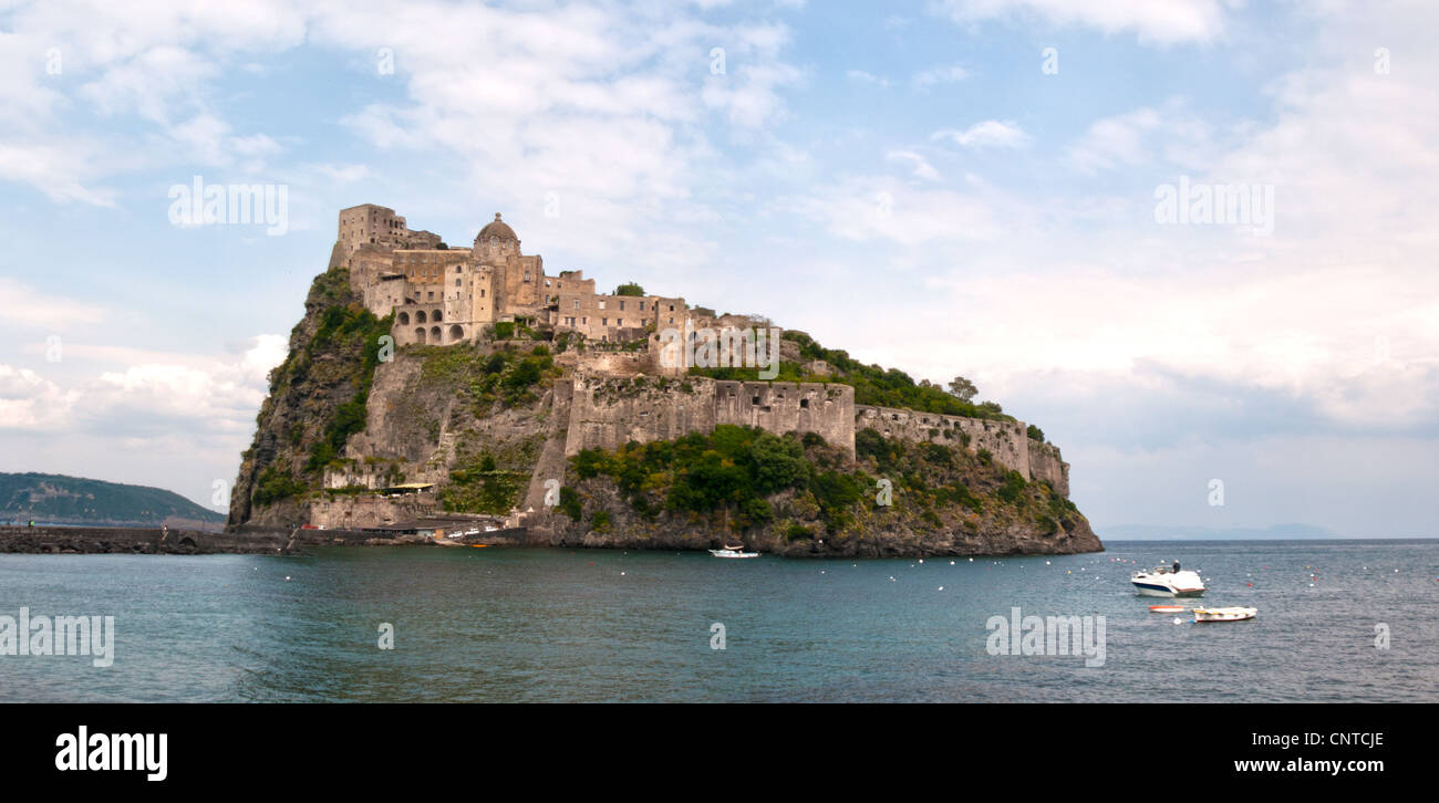 Il Castello Aragonese fu costruito su una roccia nei pressi dell'isola nel 474 A.C. da Hiero I di Siracusa. Foto Stock