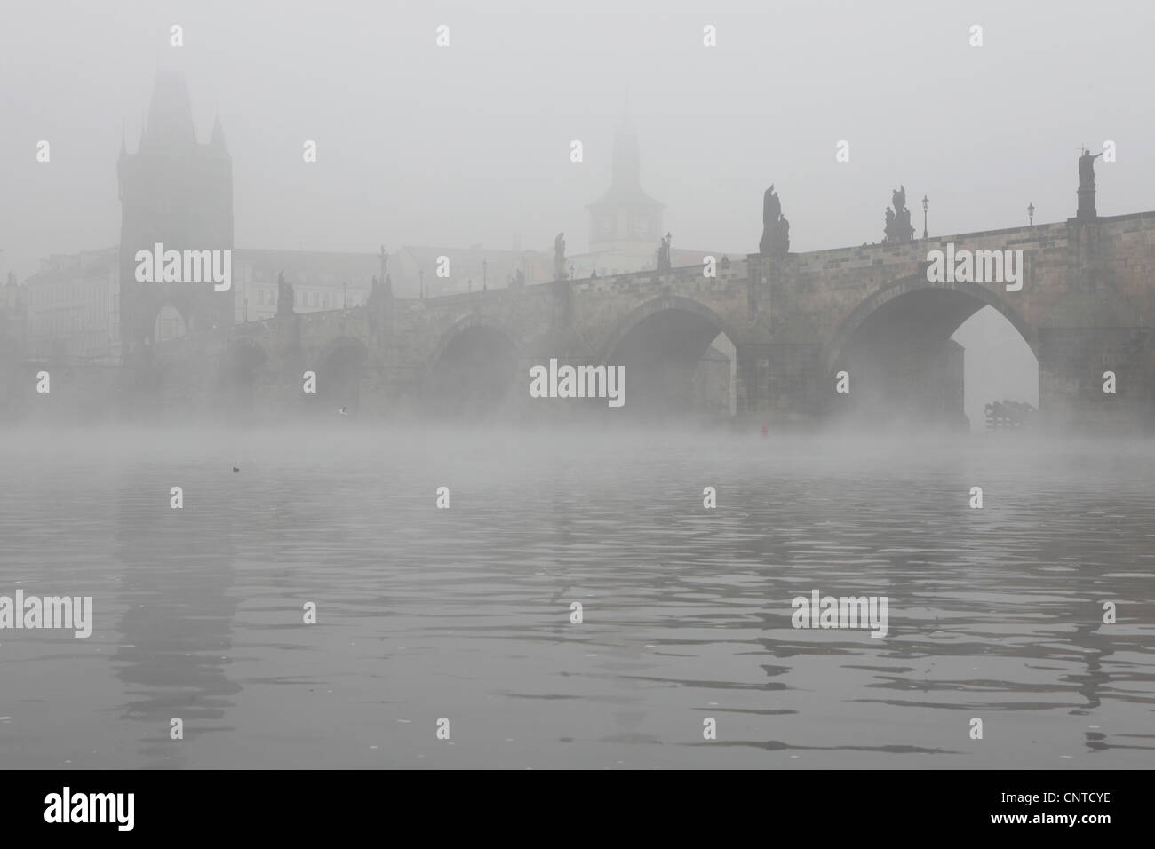 Nebbia mattutina sul Ponte Carlo a Praga, Repubblica Ceca. Torre del Ponte della città vecchia è visto in background. Foto Stock