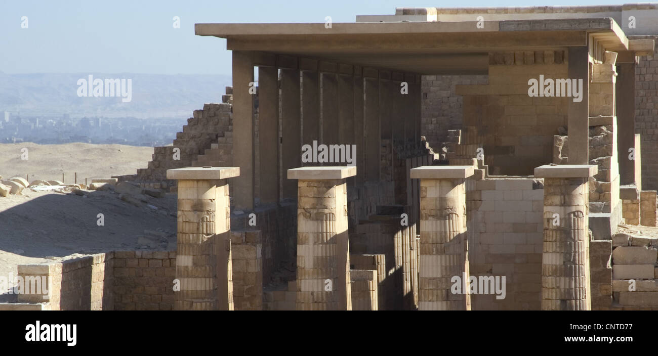 L'Egitto. Saqqara. Djoser complesso. Colonnato di accesso. Unico esempio di colonne fasciculated. Dettaglio. Terzo Millennio. Antico Regno. Foto Stock