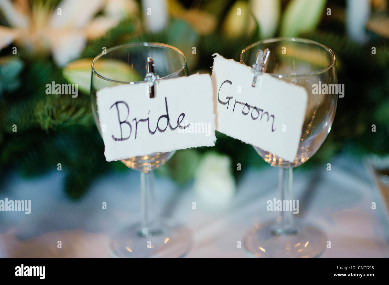 La prima colazione di nozze tavoli reception con candele, doni, la sposa e lo sposo nome luoghi ritagliato per bicchieri da vino Foto Stock