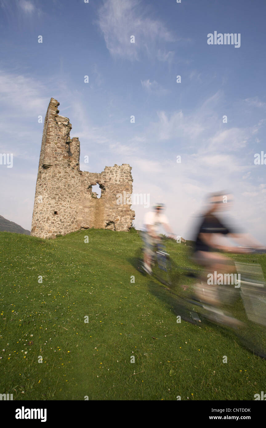 Due mountain bike passando Ardvreck Castle, Regno Unito, Scozia, Sutherland Foto Stock