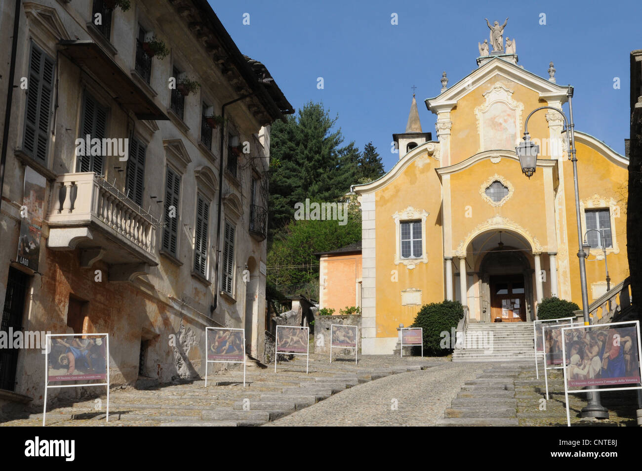Vista sul Churh di Santa Maria Assunta, Lago d'Orta, Italia Foto Stock