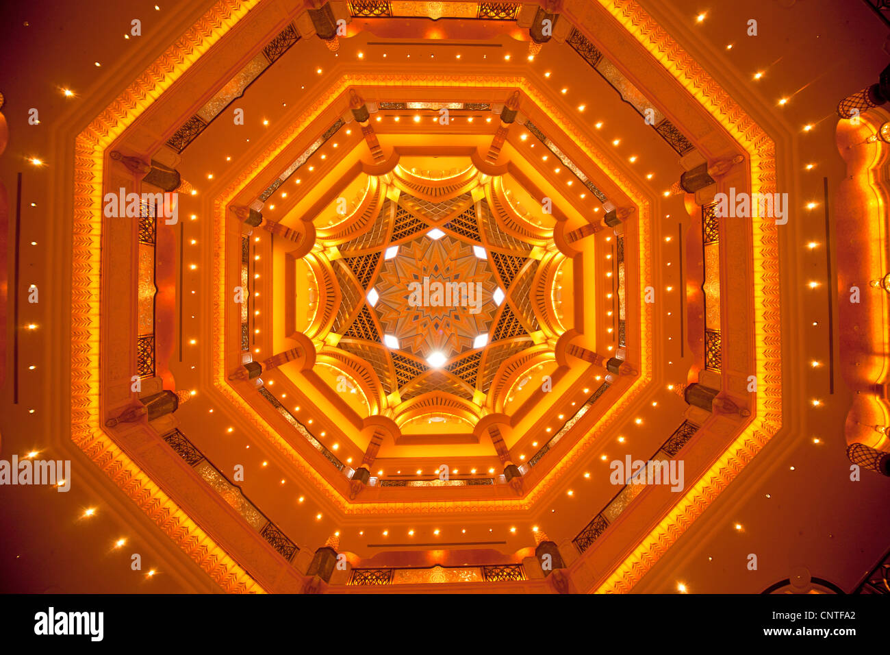 Il soffitto della lobby di Emirates Palace, un hotel di lusso a Abu Dhabi, Emirati Arabi Uniti, Asia Foto Stock