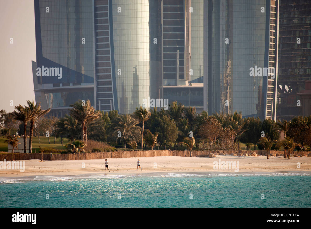 Guide di scorrimento in corrispondenza della spiaggia di fronte alla nuova costruzione, moderni grattacieli Etihad Towers di Abu Dhabi, Emirati Arabi Uniti, Asia Foto Stock
