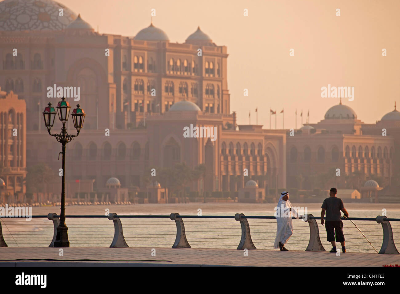 Atmosfera serale presso il lungomare di fronte all'Emirates Palace, un hotel di lusso a Abu Dhabi, Foto Stock