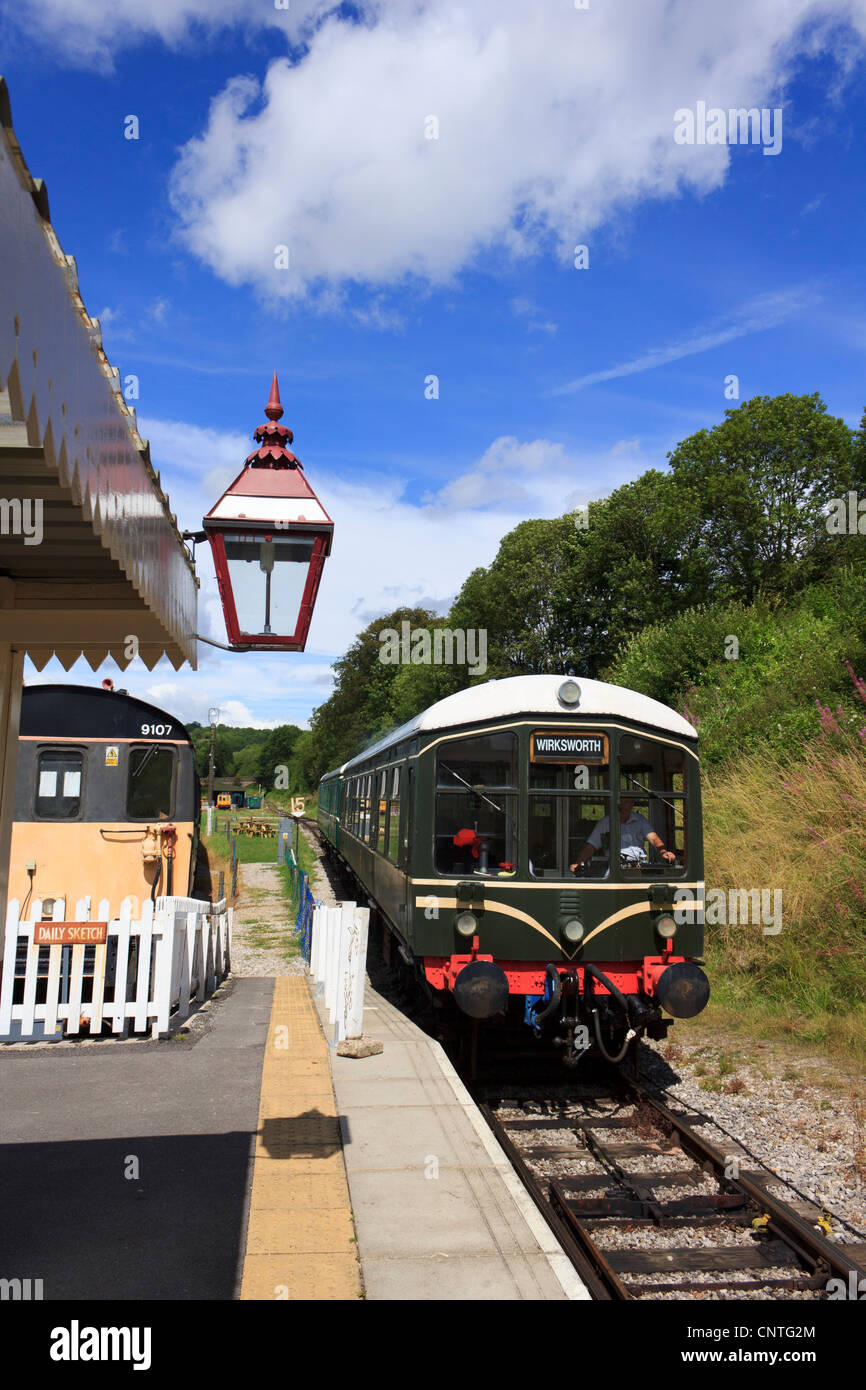 Una eredità che il treno arriva in Wirksworth stazione ferroviaria di Derby, Regno Unito. Foto Stock