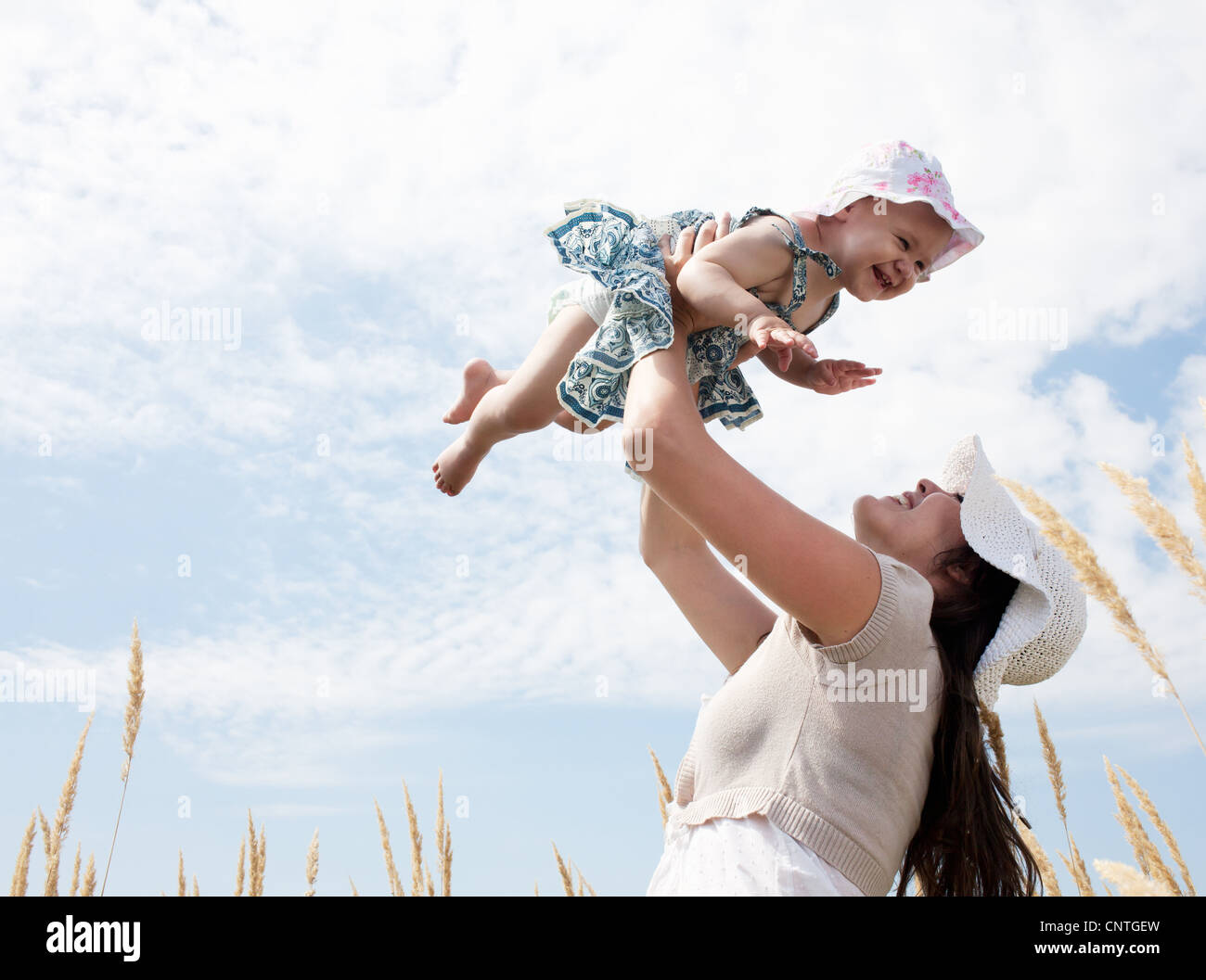 Donna che gioca con la figlia all'aperto Foto Stock
