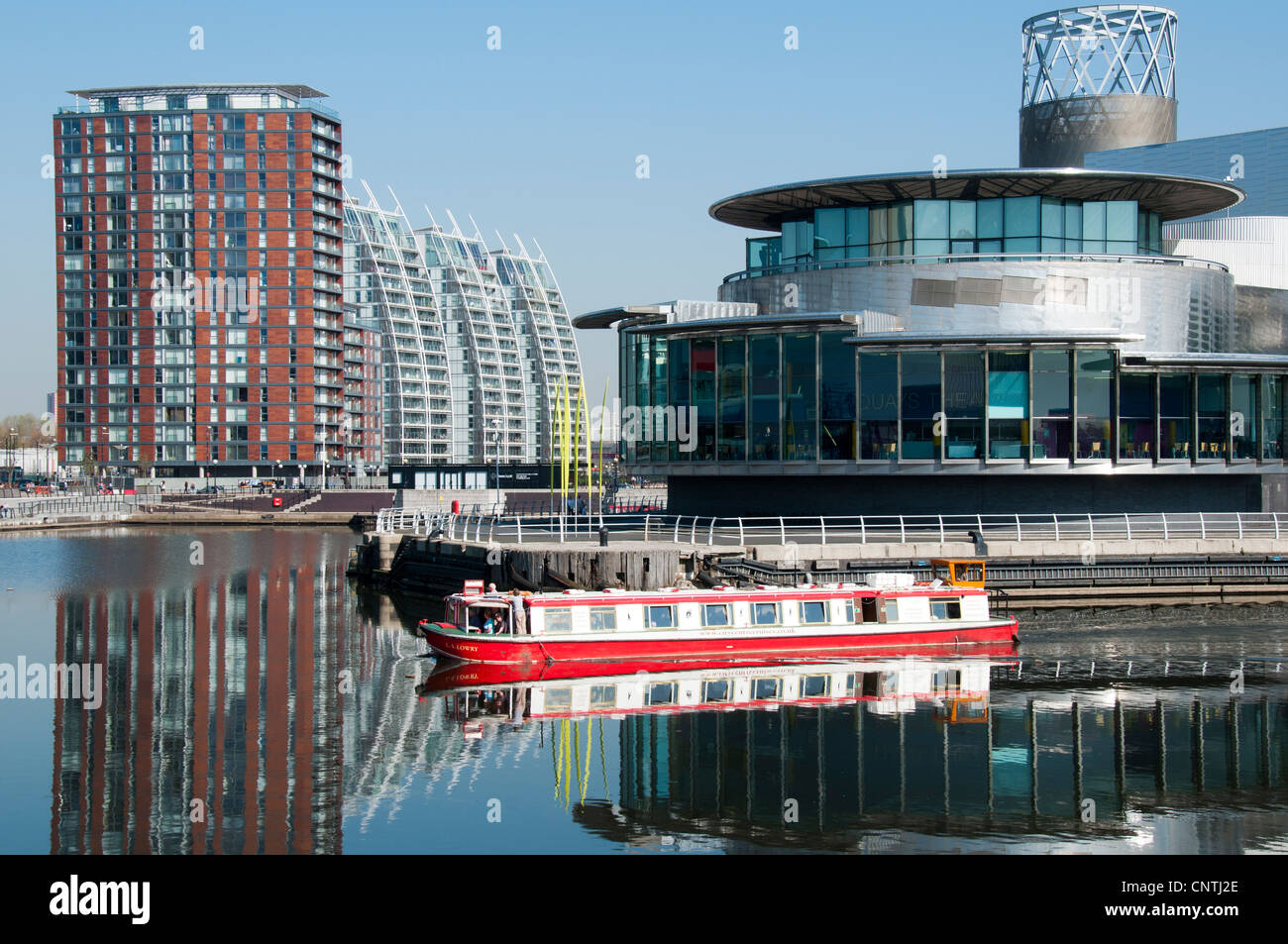 La L.S.Lowry tour in barca passa il Lowry Arts Center a Salford Quays, Manchester, Inghilterra, Regno Unito Foto Stock