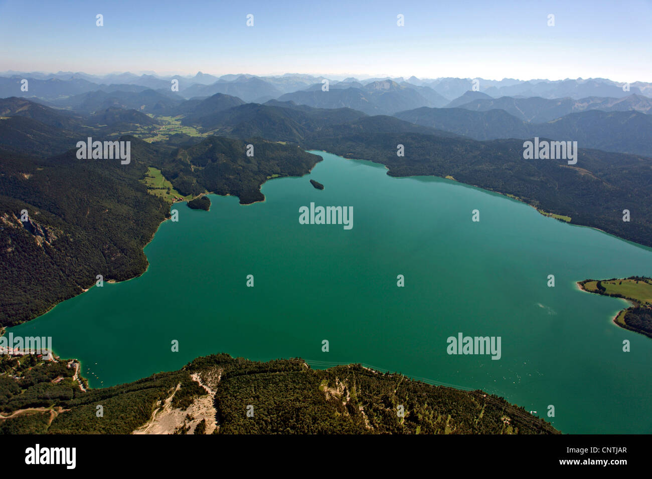 Il lago di Walchen, Walchensee, con Herzogstand in primo piano a sinistra e Urfeld Jochberg Spitze, lato destro: Altlach e Altlacher Berg, Germania, il Land della Baviera Foto Stock