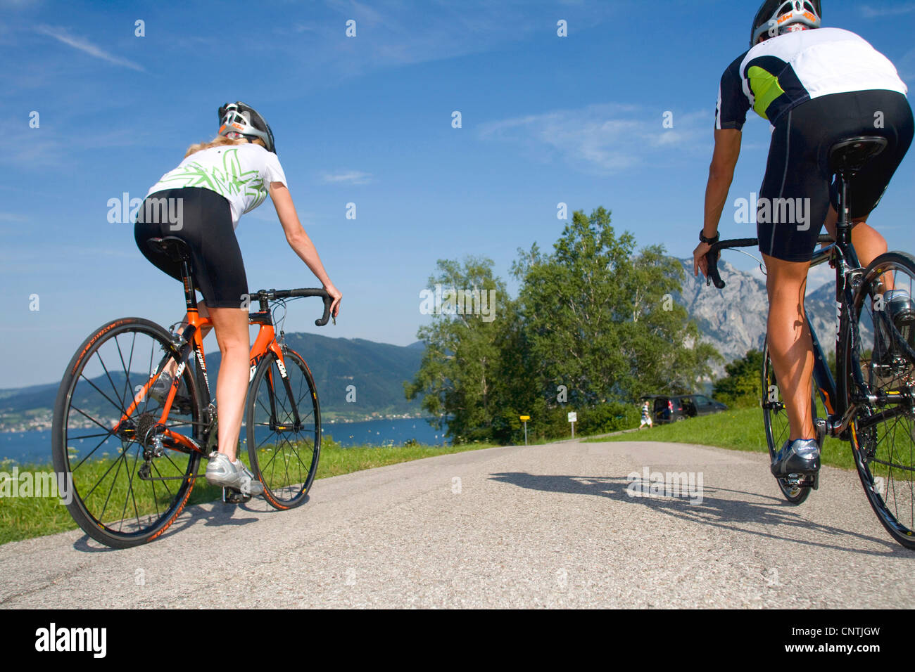 Uomo e donna con bici da corsa su un tour nelle montagne alpine, Austria,  Austria superiore, Gmunden Foto stock - Alamy