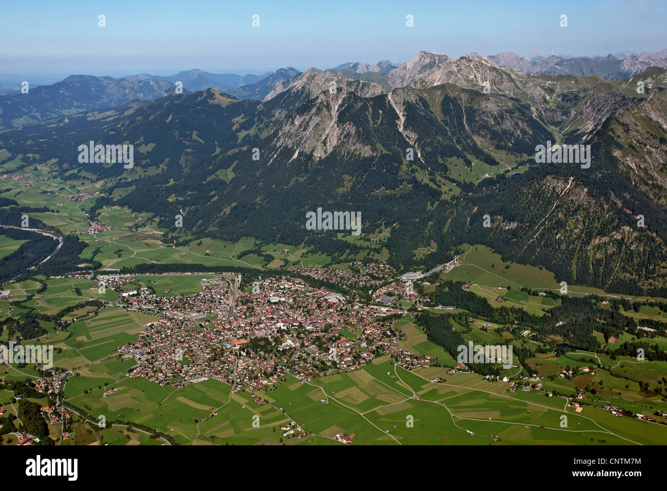 Visualizzare a Oberstdorf con Iller river, Nebelhorn e montagne Hoerner, in Germania, in Baviera, Allgaeuer Alpen Foto Stock