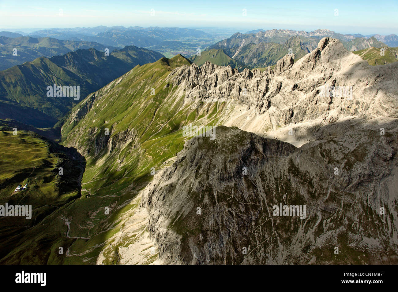 Maedelegabel mountain e sulle montagne circostanti, vista verso sud-ovest, in Germania, in Baviera, Allgaeuer Alpen Foto Stock