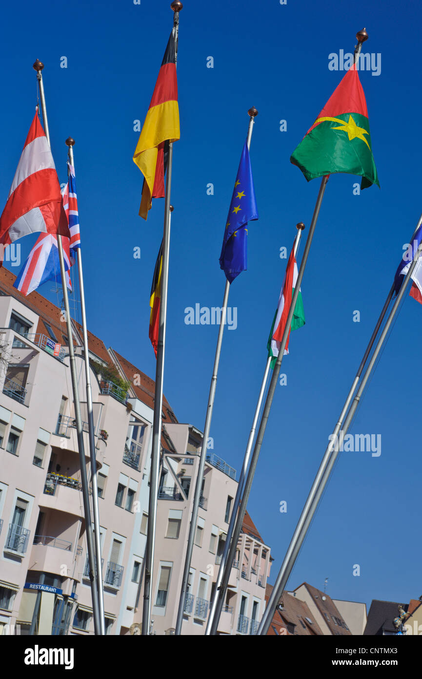 Bandiere del mondo in Colmar Square a Colmar, Francia Foto Stock