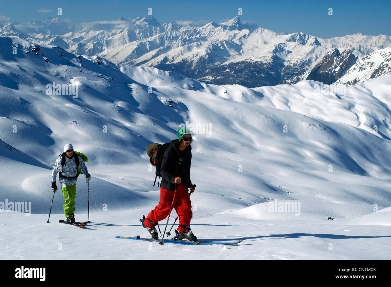Due uomini lo sci escursionismo nelle Alpi, Francia, Savoie, Parco Nazionale della Vanoise Foto Stock