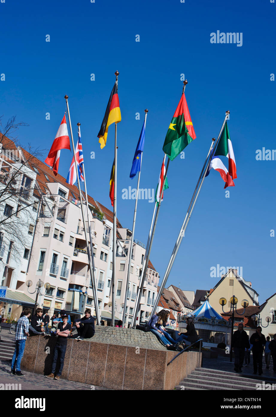 Bandiere del mondo in Colmar Square a Colmar, Francia Foto Stock