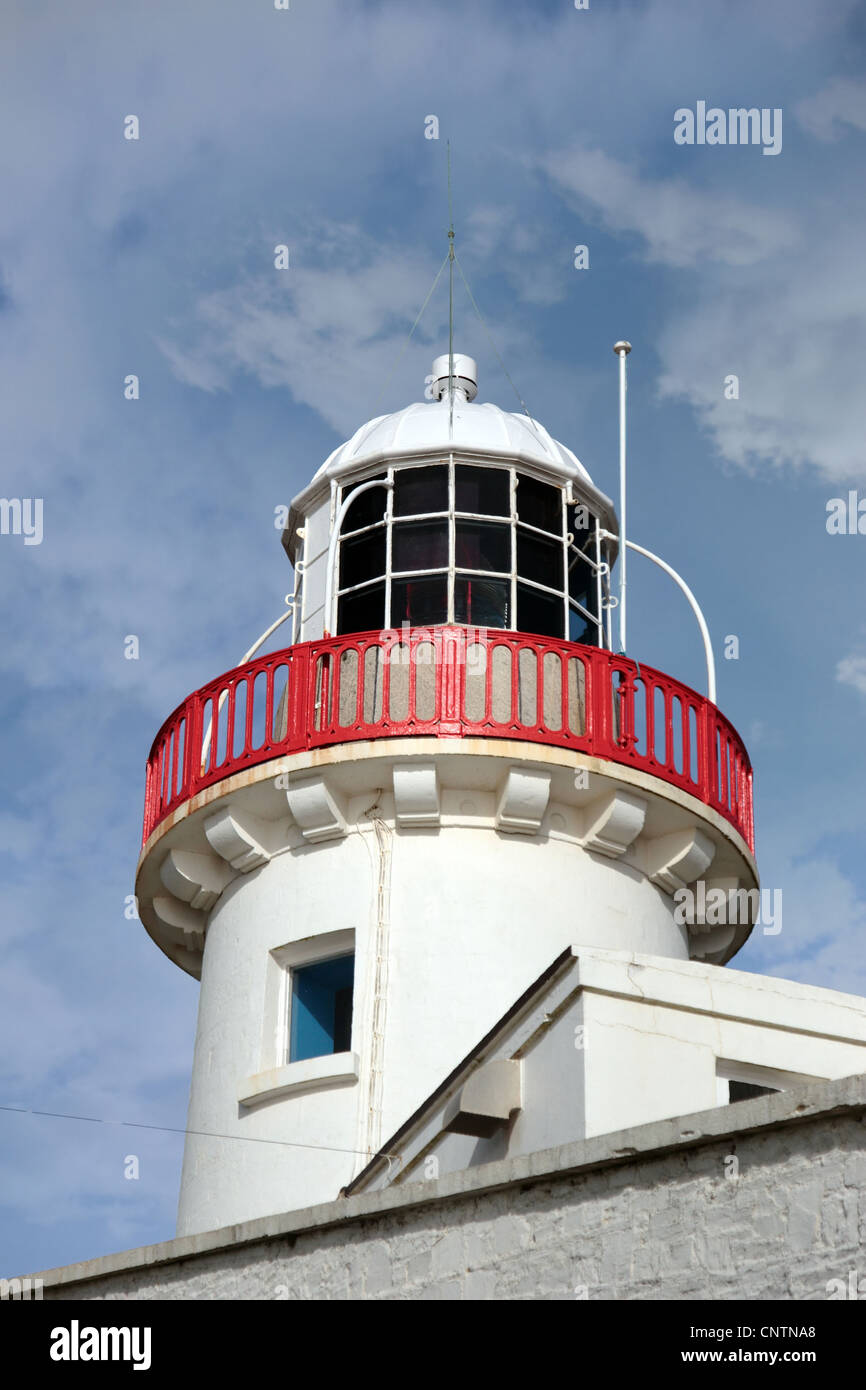 Faro sulle rocce a youghal nella contea di Cork in Irlanda Foto Stock