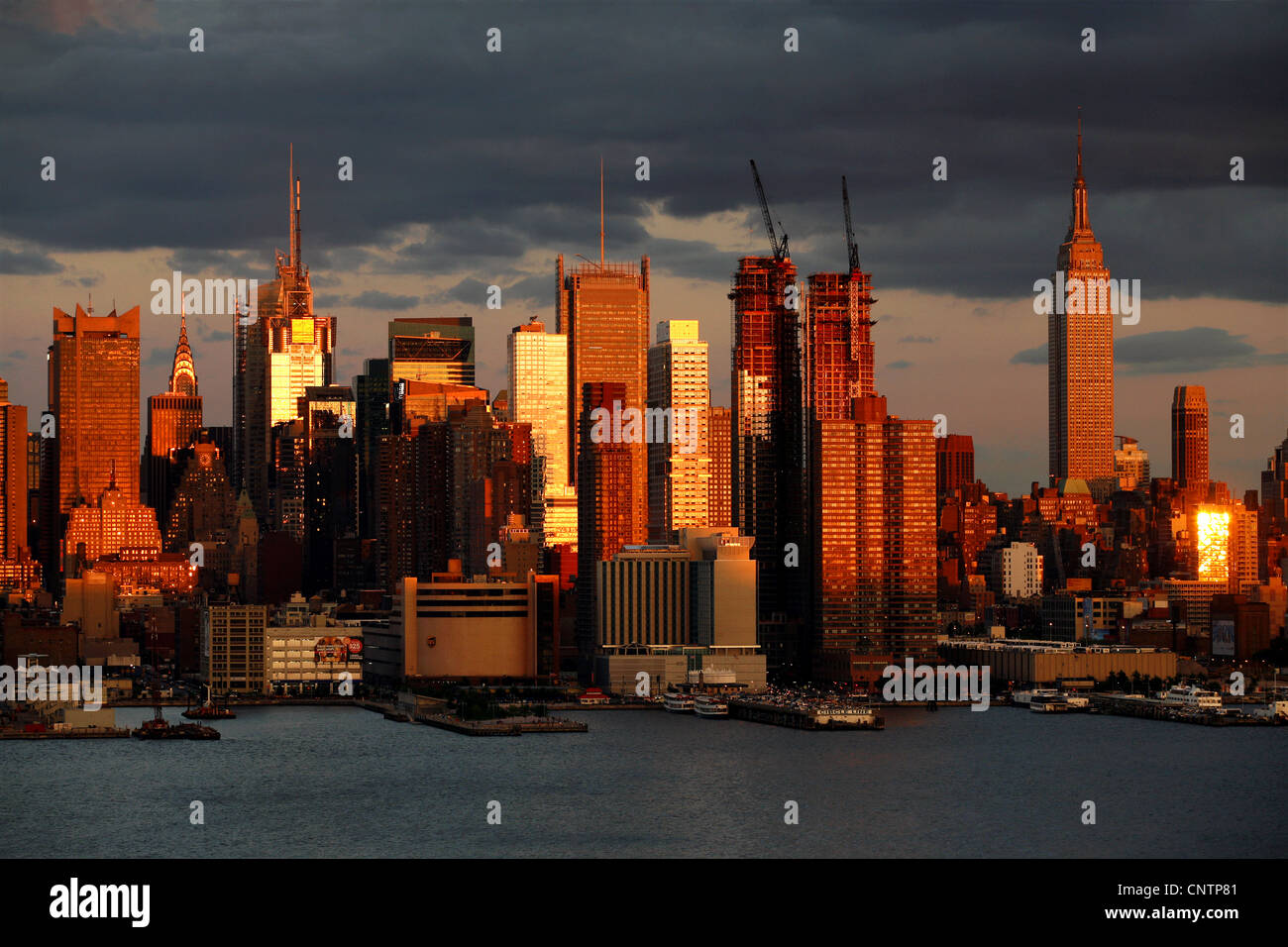 Midtown Manhattan e costruzione delle torri di argento, New York City, Stati Uniti d'America Foto Stock