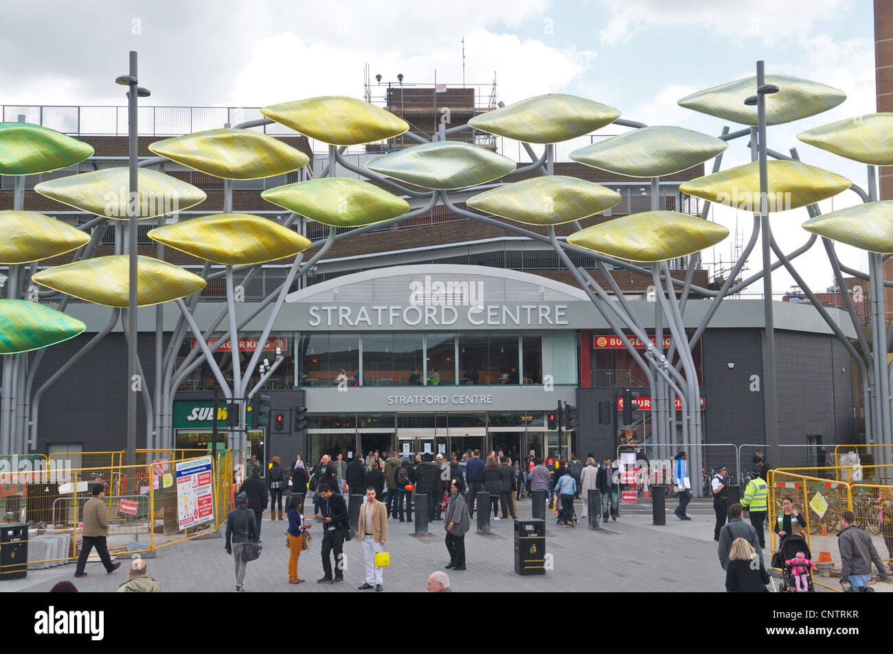 La Secca Artwork e Stratford Shopping Centre, Stratford Town Centre di Londra, Inghilterra, Regno Unito Foto Stock