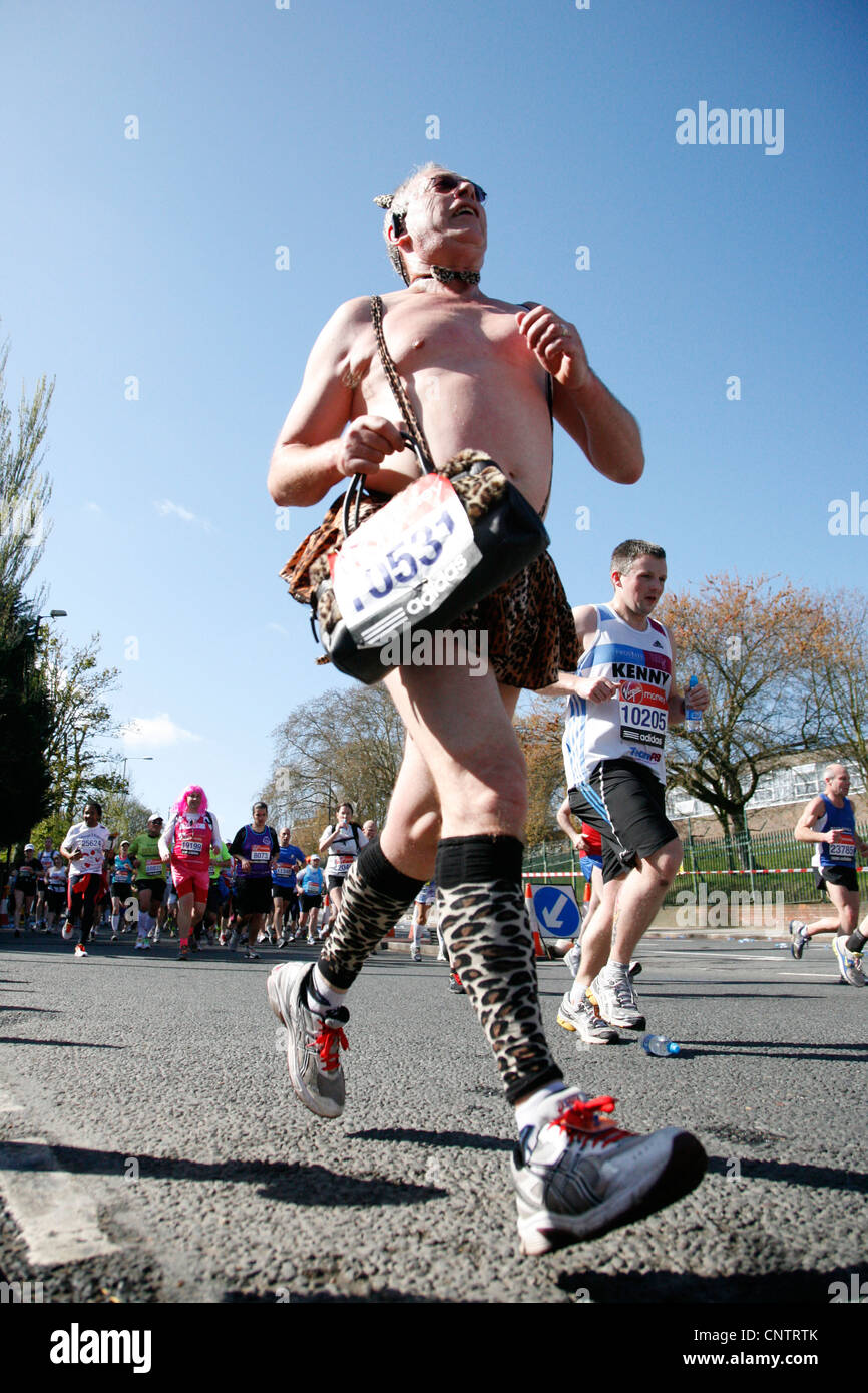 London, Regno Unito - 22 Aprile 2012: partecipante alla maratona di Londra indossando costumi divertenti. Foto Stock