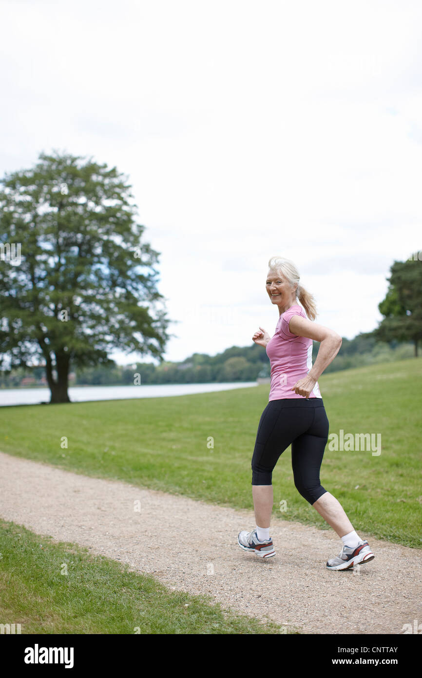 Donna anziana a fare jogging nel parco Foto stock - Alamy