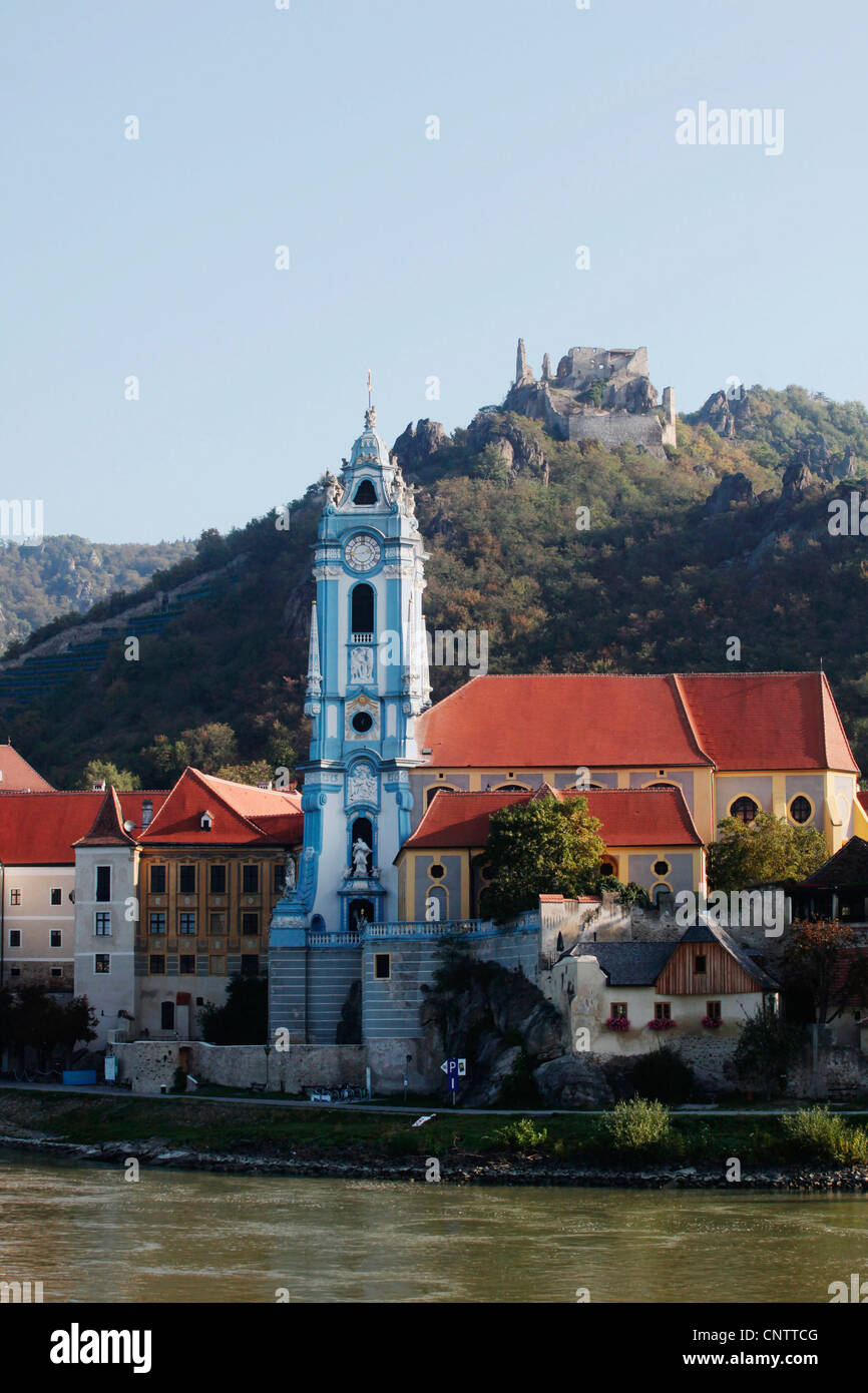 Durnstein e il castello di Durnstein dove Riccardo Cuor di leone è stato tenuto prigioniero nella valle di Wachau sul fiume Danubio. Foto Stock