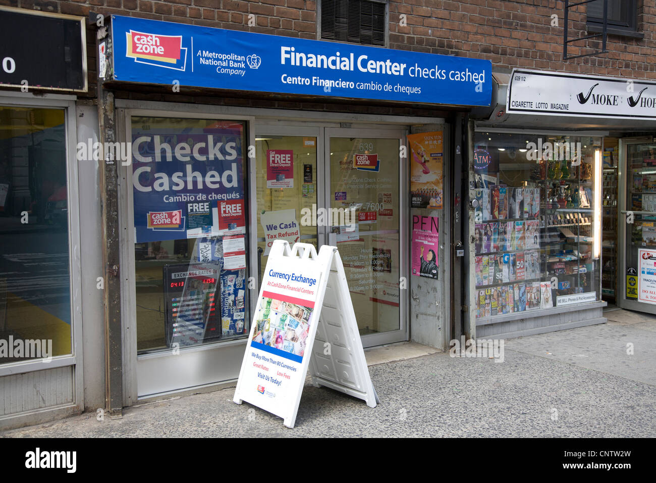 Ci sono molti controllare i centri di incasso in un crocevia internazionale come New York City. Foto Stock