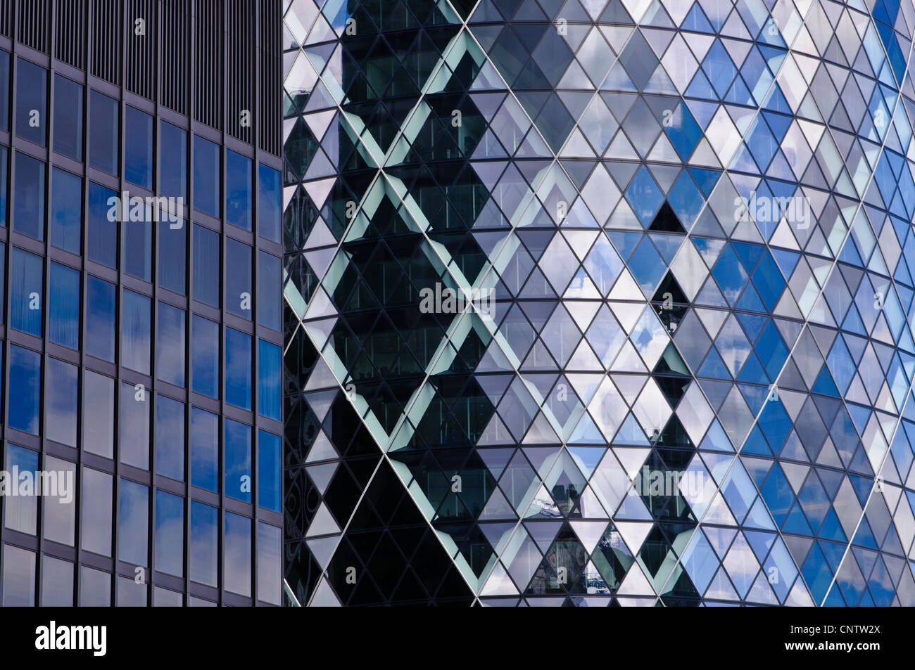 30 St Mary Axe, altrimenti noto come 'il Gherkin' ha un complesso, curvo esterno dove ogni finestra pannello è unico. Foto Stock