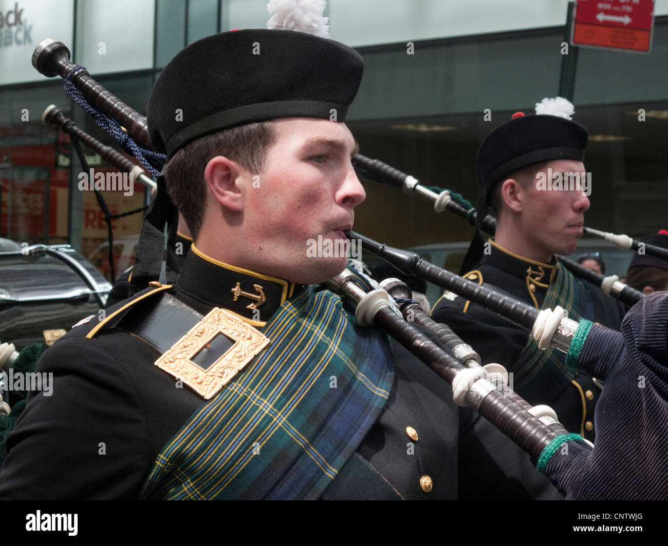 Bagpipers scozzesi, ballerini, e curiosi godetevi il Tartan annuale parata del giorno sulla 6th Avenue in New York City Foto Stock