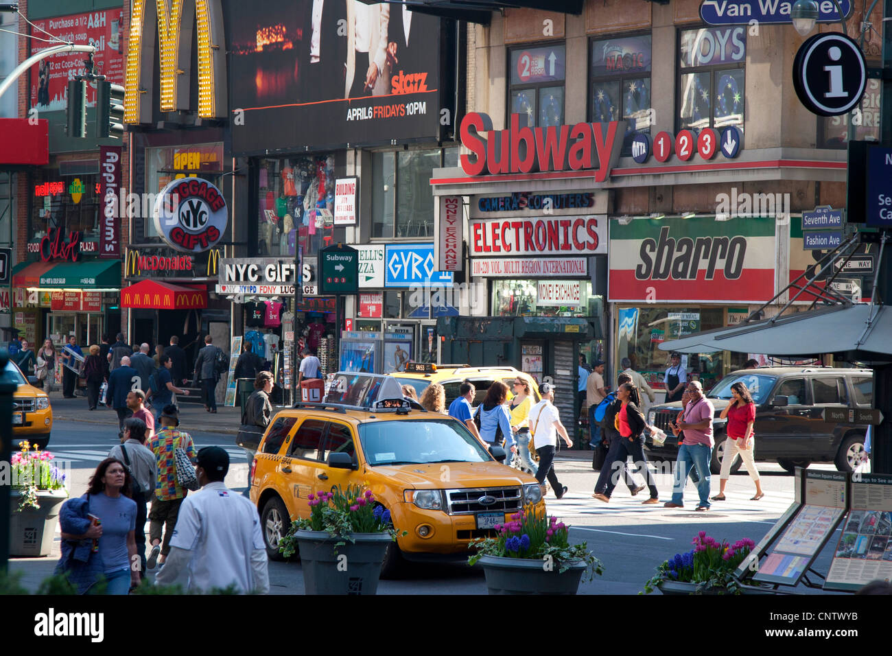 Settima Avenue da Penn Station e al Madison Square Garden è una costante di traffico nella città di New York. Foto Stock