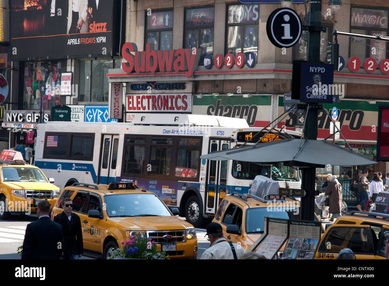 Settima Avenue da Penn Station e al Madison Square Garden è una costante di traffico nella città di New York. Foto Stock