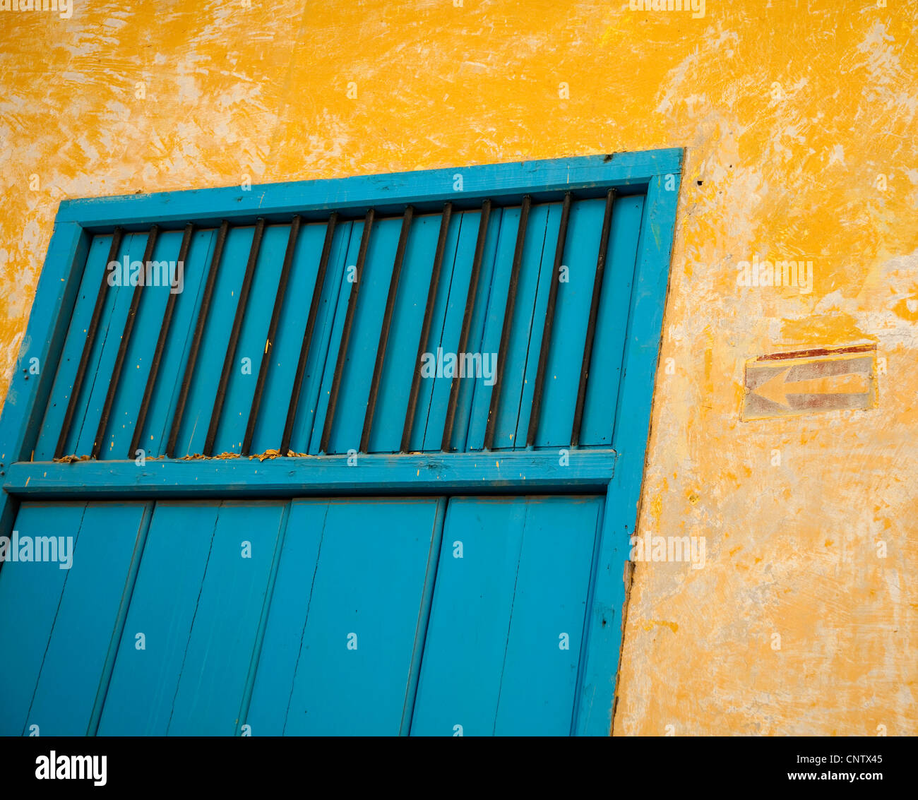 Dipinto di blu porta nella parete giallo avana Cuba Foto Stock