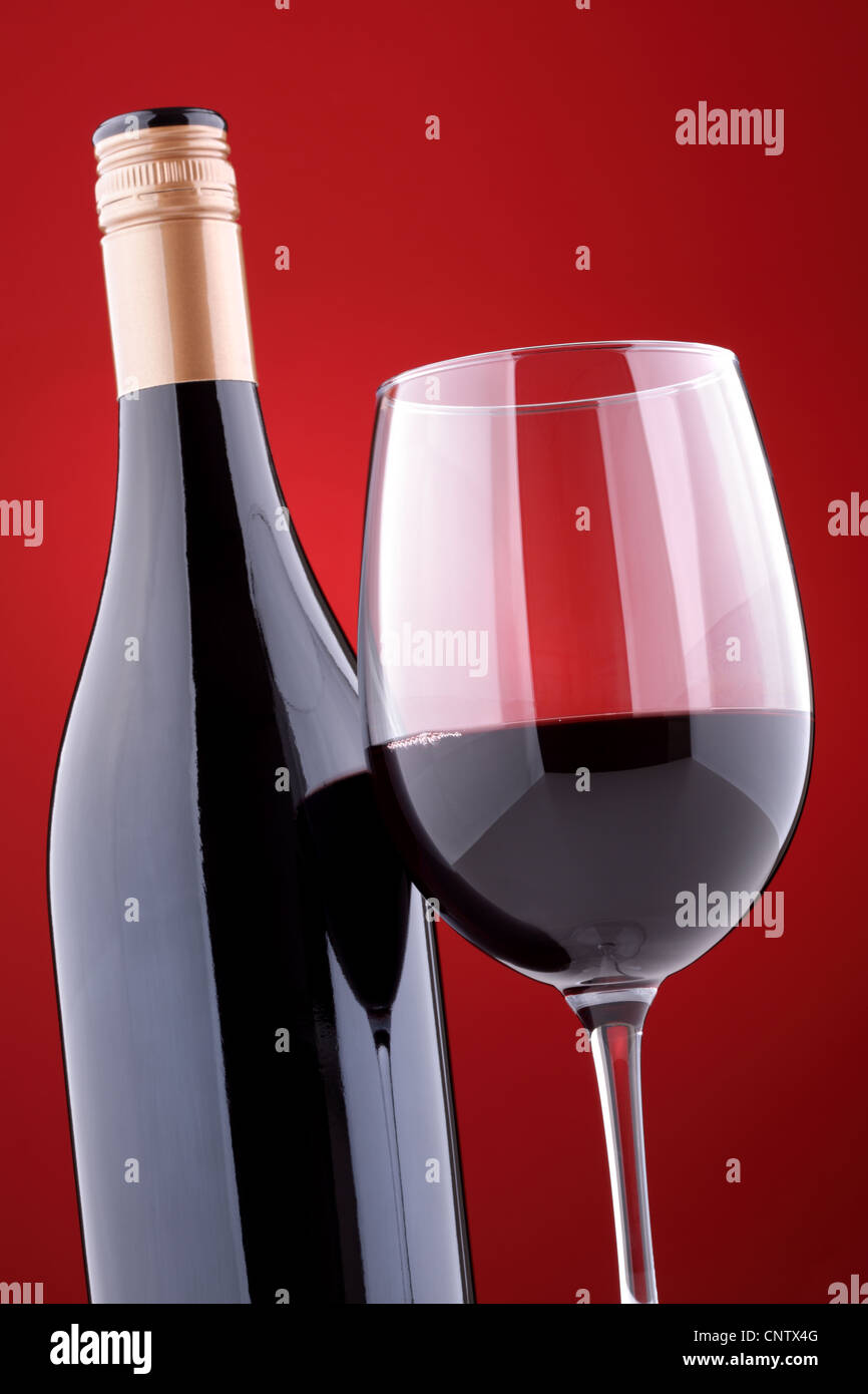 Bottiglia e bicchiere di vino rosso Foto Stock